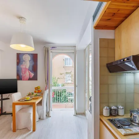 Marilyn With Free Private Parking